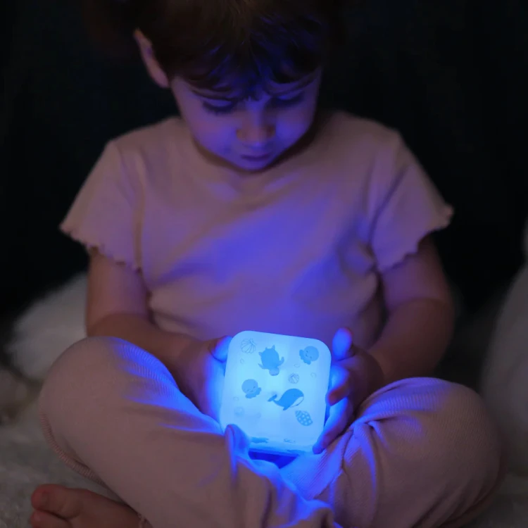 przenosna-lampka-nocna-cube-b-swiecaca-kostka-ocean_25652_4.jpg