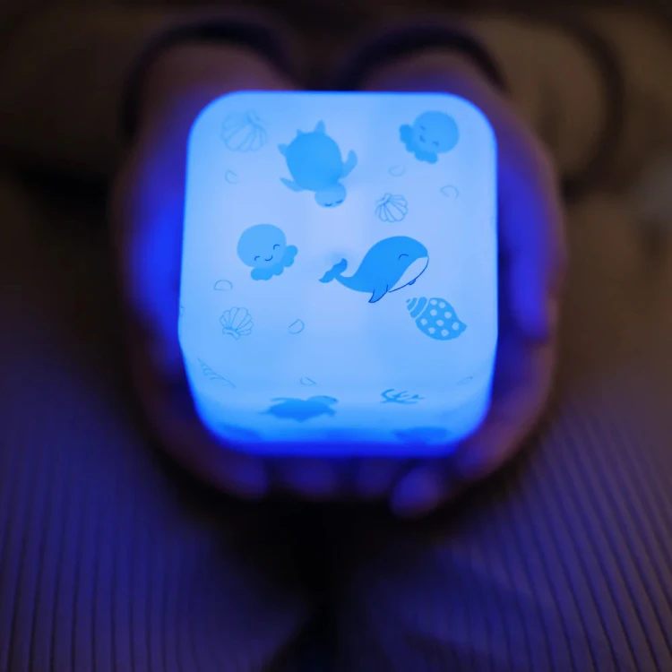 przenosna-lampka-nocna-cube-b-swiecaca-kostka-ocean_25652_2.jpg