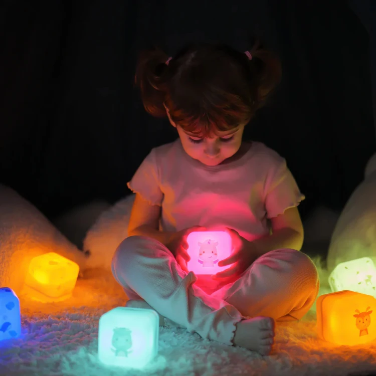 przenosna-lampka-nocna-cube-b-swiecaca-kostka-jednorozec-lily_25655_4.jpg