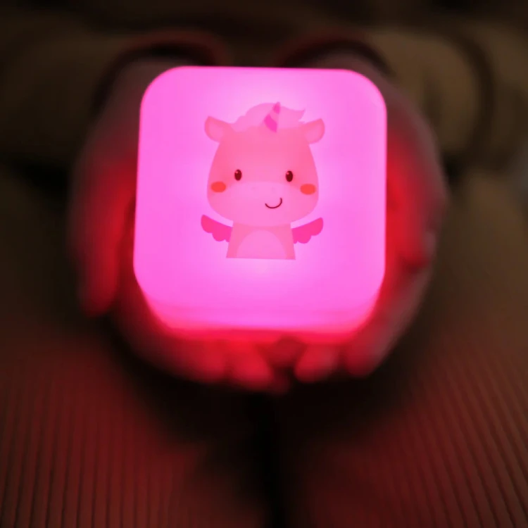 przenosna-lampka-nocna-cube-b-swiecaca-kostka-jednorozec-lily_25655_2.jpg
