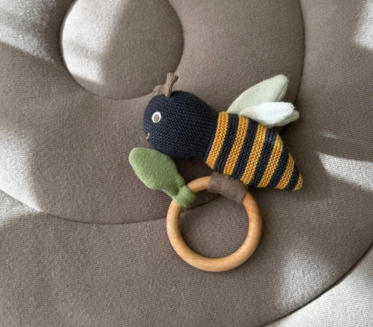 Grzechotka gryzak Honeybee 0+ Vanilla Copenhagen