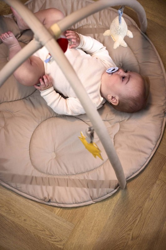 Mata edukacyjna z 3 zabawkami Beige Filibabba