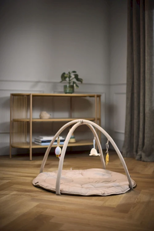 Mata edukacyjna z 3 zabawkami Beige Filibabba