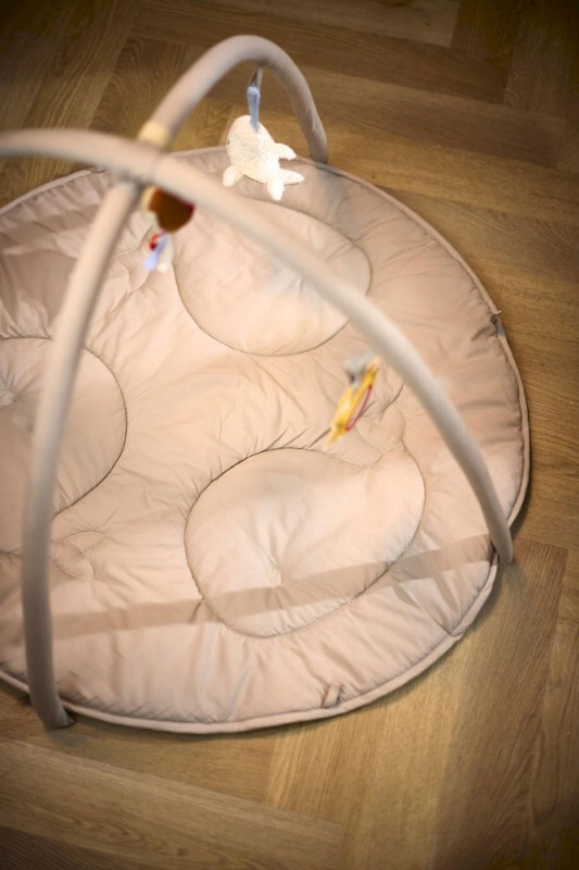 Mata edukacyjna z 3 zabawkami Beige Filibabba