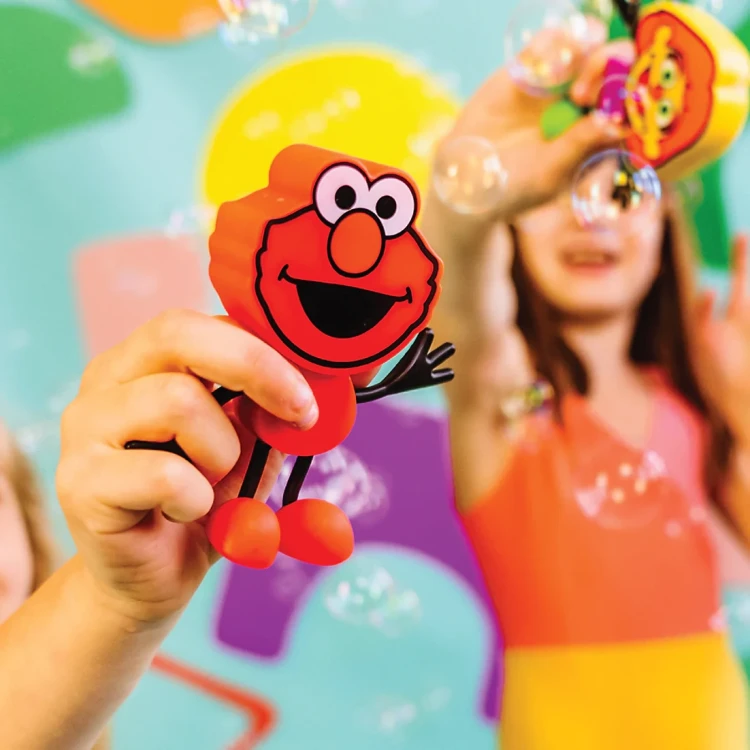 pol_pl_Glo-Pals-Postac-do-kapieli-Elmo-zestaw-z-dwiema-kostkami-sensorycznymi-swiecacymi-w-wodzie-36_1.webp