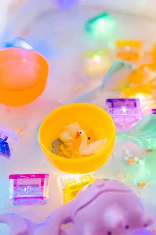 Wkład figurki brokaty do słoików zabaw sensorycznych FARMA Fun Fillers Glo Pals