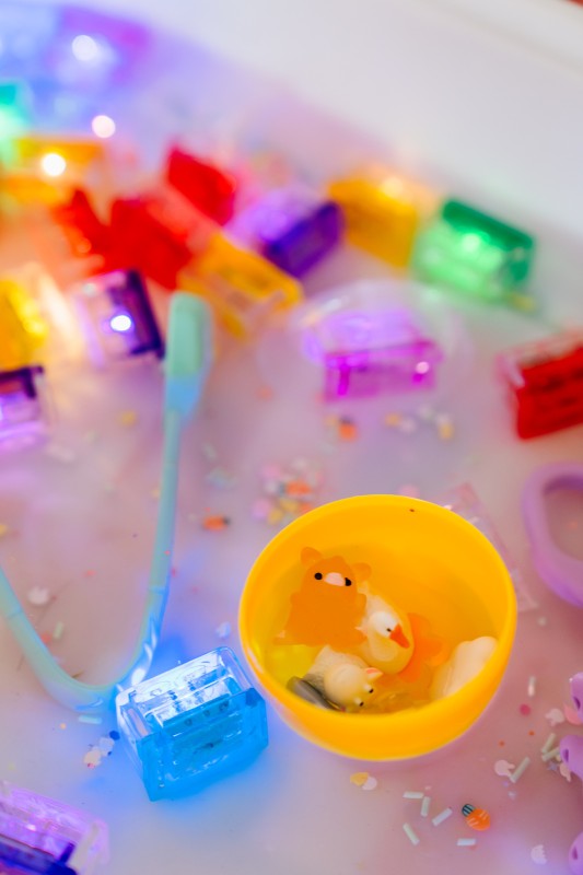 Wkład figurki brokaty do słoików zabaw sensorycznych FARMA Fun Fillers Glo Pals